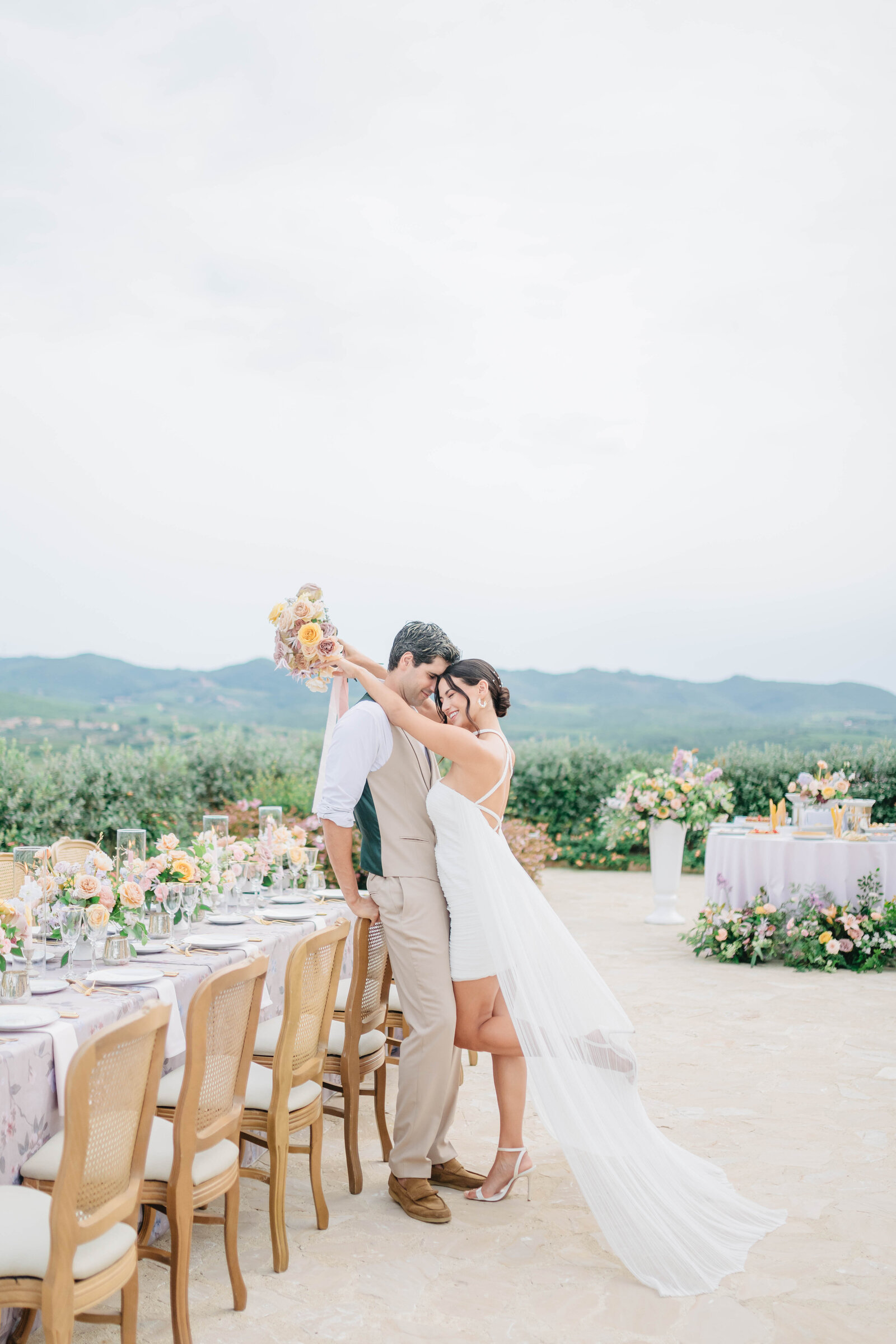 MorganeBallPhotography-Wedding-Tuscany-TheClubHouse-LovelyInstants-02-WelcomeDinner-couple-lq-157-2928