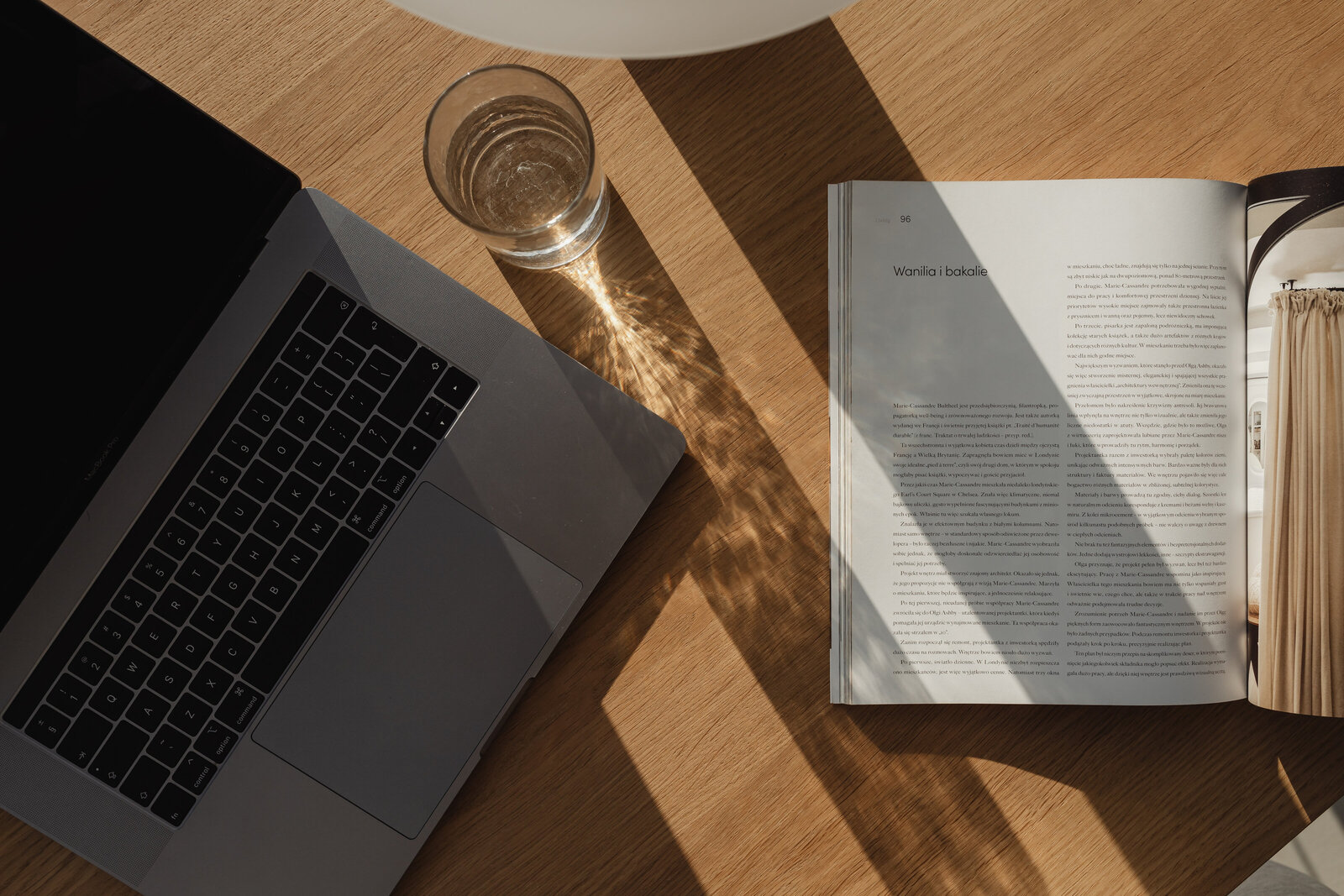 kaboompics_glass-of-water-magazine-29160