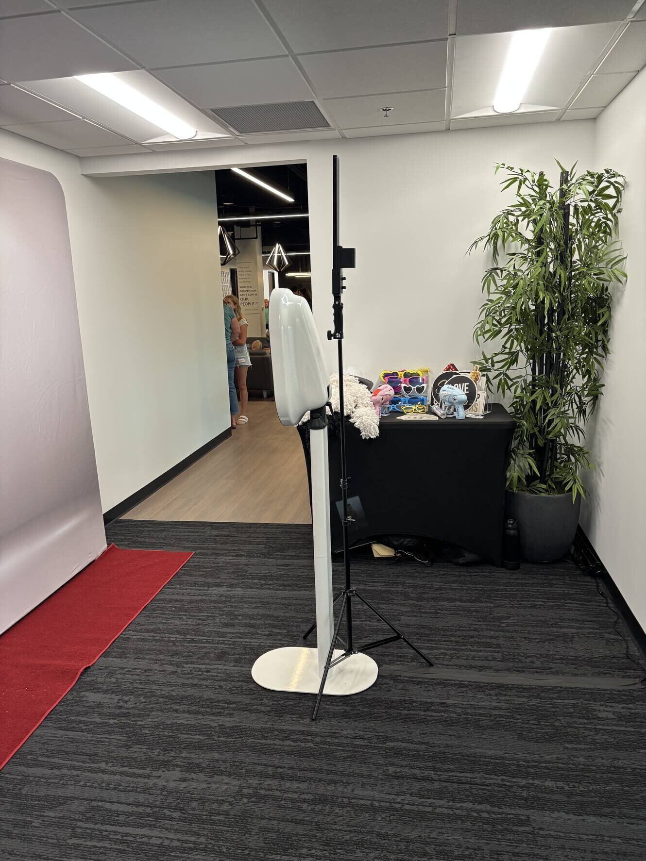 digital-selfie-photo-booth-ann-arbor-corporate (3)