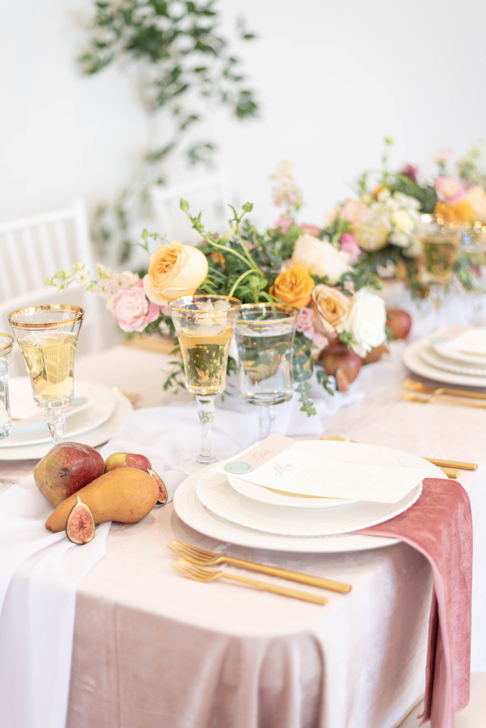peach and blush wedding table decor