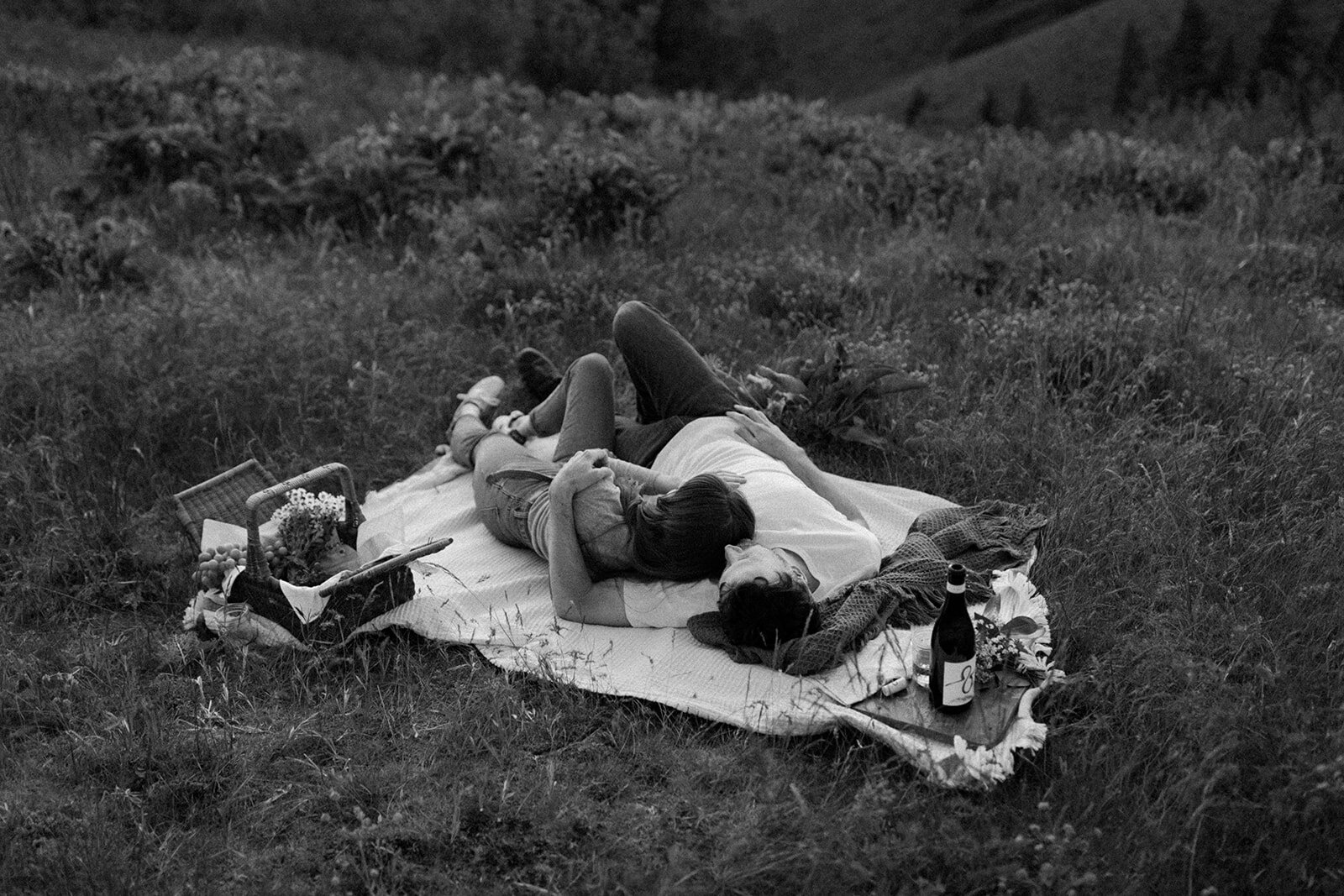 ali-rae-photography-picnic-engagement-session-hood-river-oregon-87