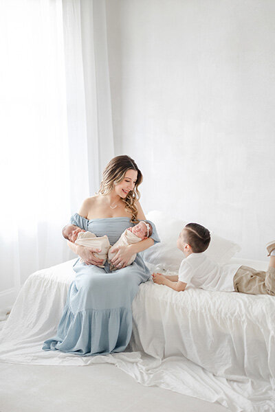 tampa-newborn-photographer-twins-with-sibling
