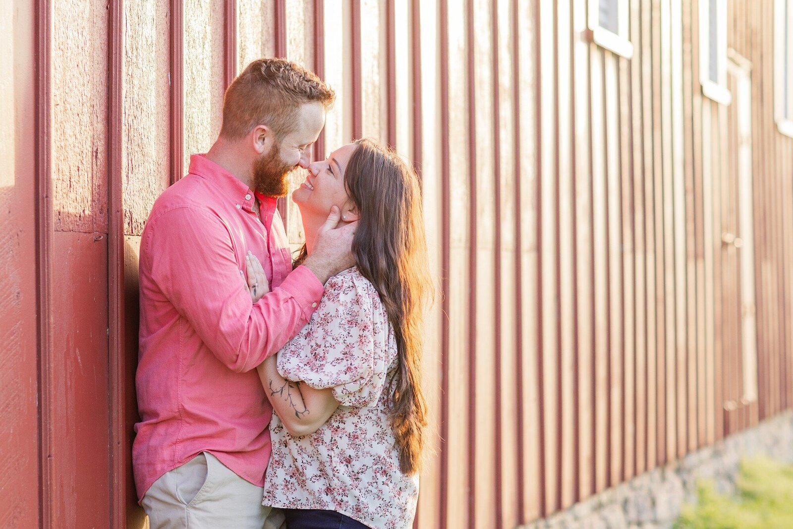 Gaietto-ohio-red-barn-engagement-picture