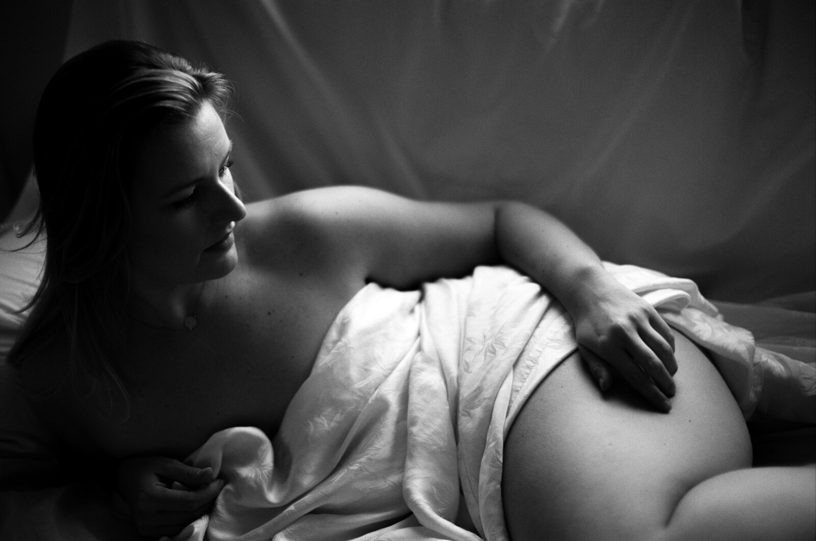 Black and white boudoir photo of a woman