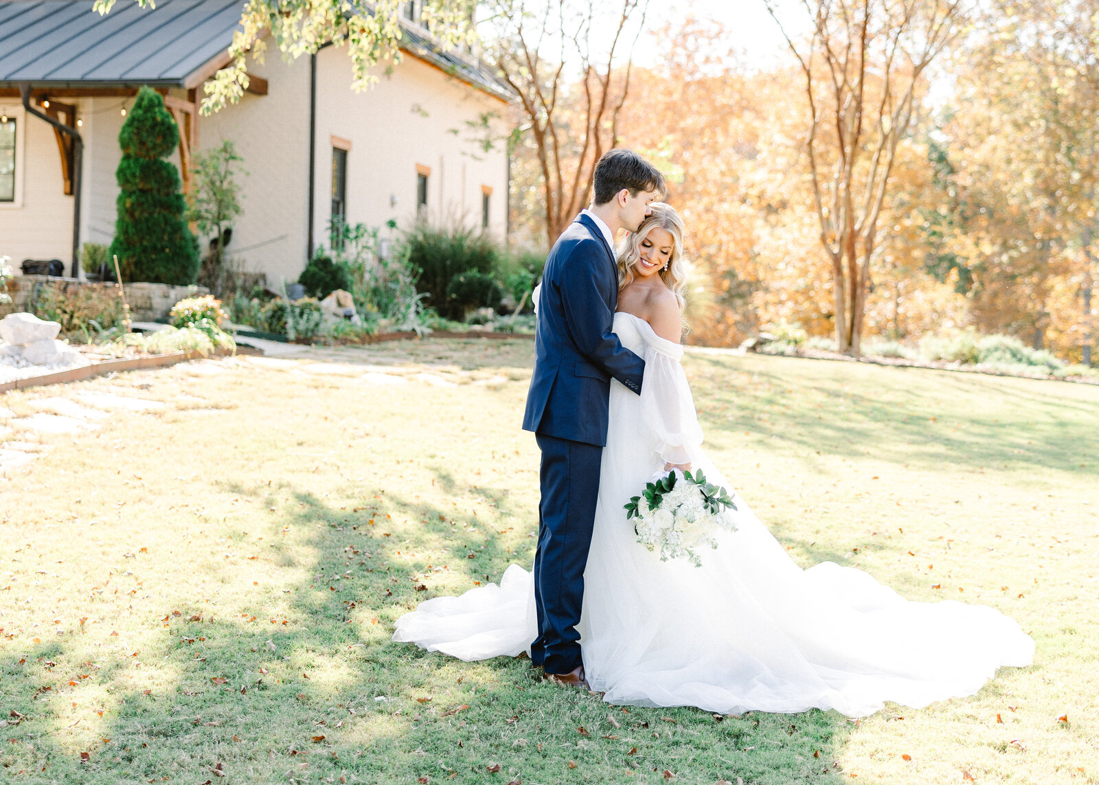 Romantic wedding photography for Aubree and Garrett in Alabama, captured by Abby Bell Photography with a focus on timeless elegance.