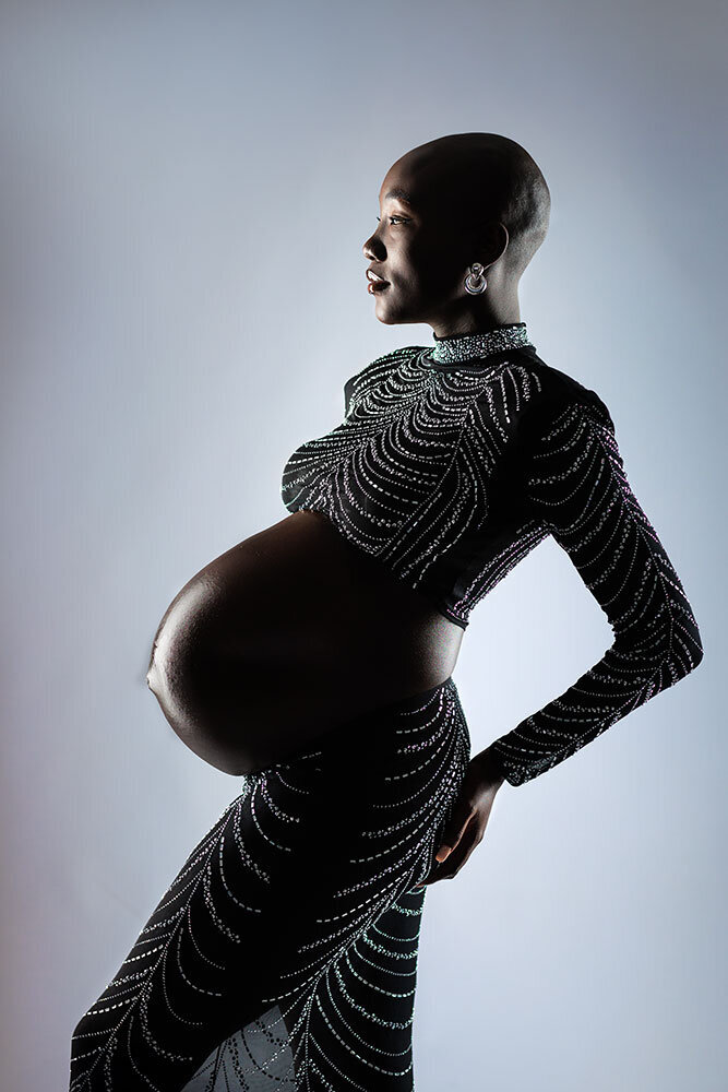 modern-maternity-black-woman-lines-expert-posing-lighting-silhouette-silver-glam-elegant-luxury-maternity-pregnant-bump