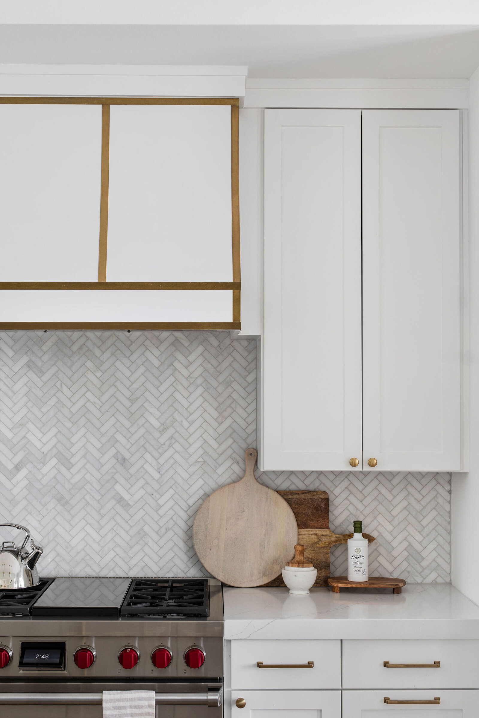 white+kitchen+brass+design+marble+backsplash+nuela+designs