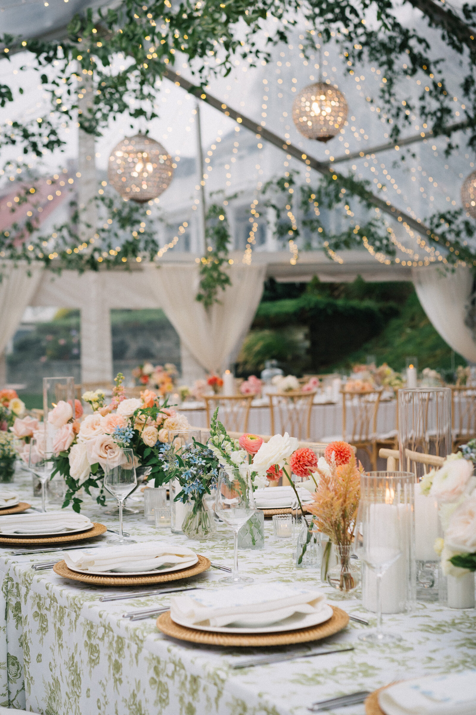 estate-tented-wedding-lighting-draping-chandelier-beth-zink-2