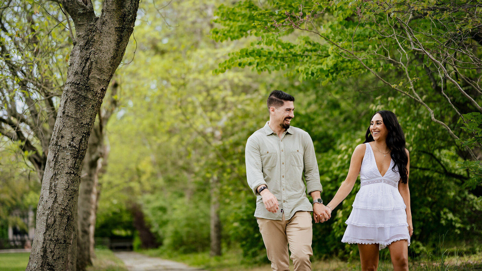 Find inspiration for your Skyland Manor engagement photoshoot by Ishan Fotografi.