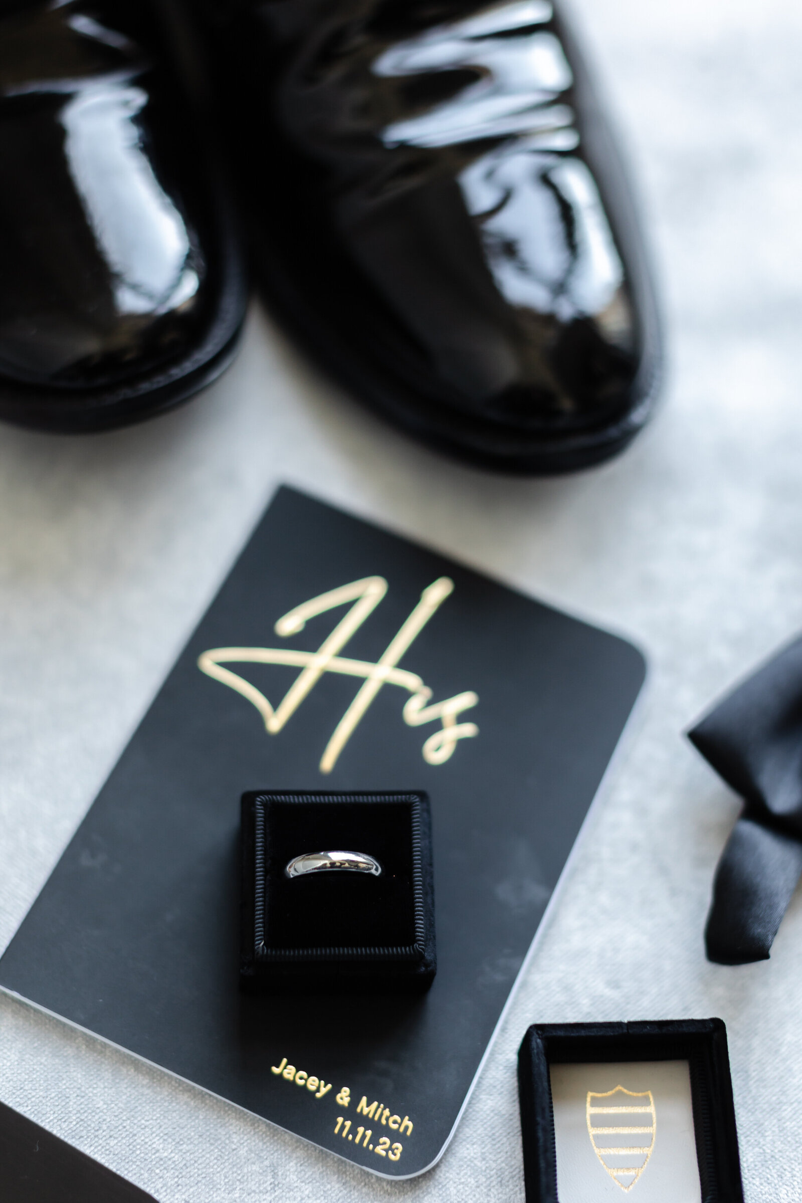 Black-white-green-modern-wedding-11