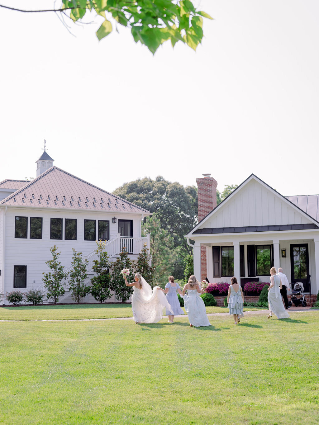 12Kate Campbell Floral The Oaks waterfront summer wedding by Julie Livingston photo