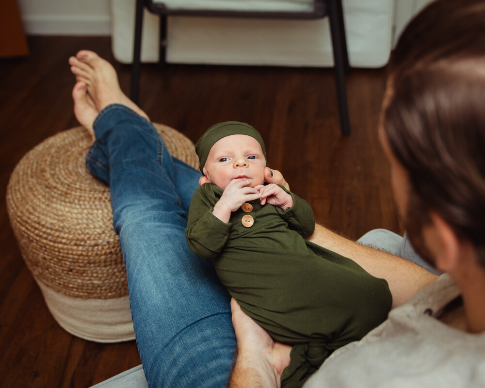 lifestlye in home newborn photos_57