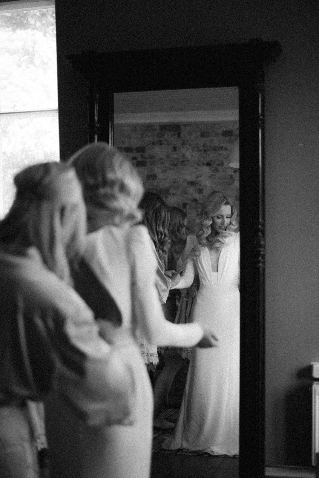 Documentary wedding photography images of the bride getting ready by the wedding photographer Hannika GabrielssonDocumentary wedding photography images by the wedding photographer Hannika Gabrielsson