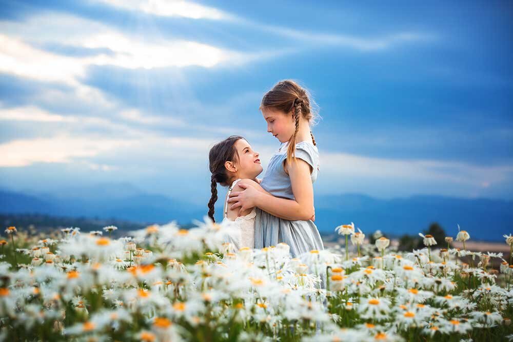 sisters-loving-daisy-mountains-children-fine-art-best-photographer-denver-thornton