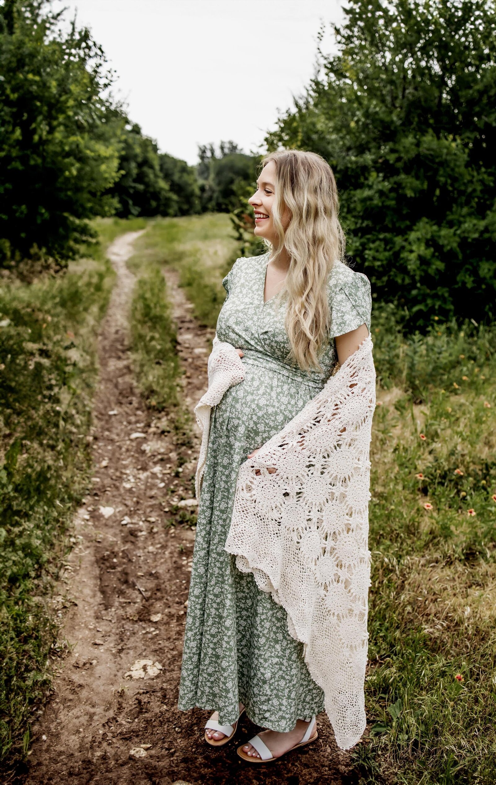 expectant mom with maternity photos in Plano Texas