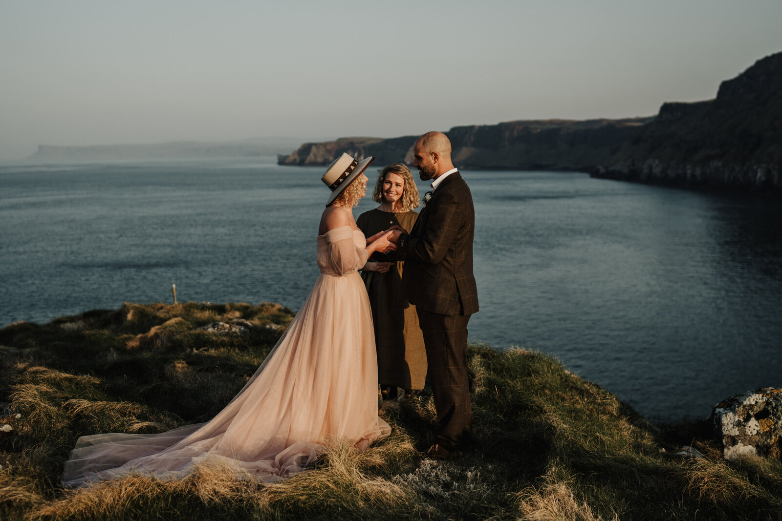 carrick-a-rede-rope-bridge-wedding-01634-122