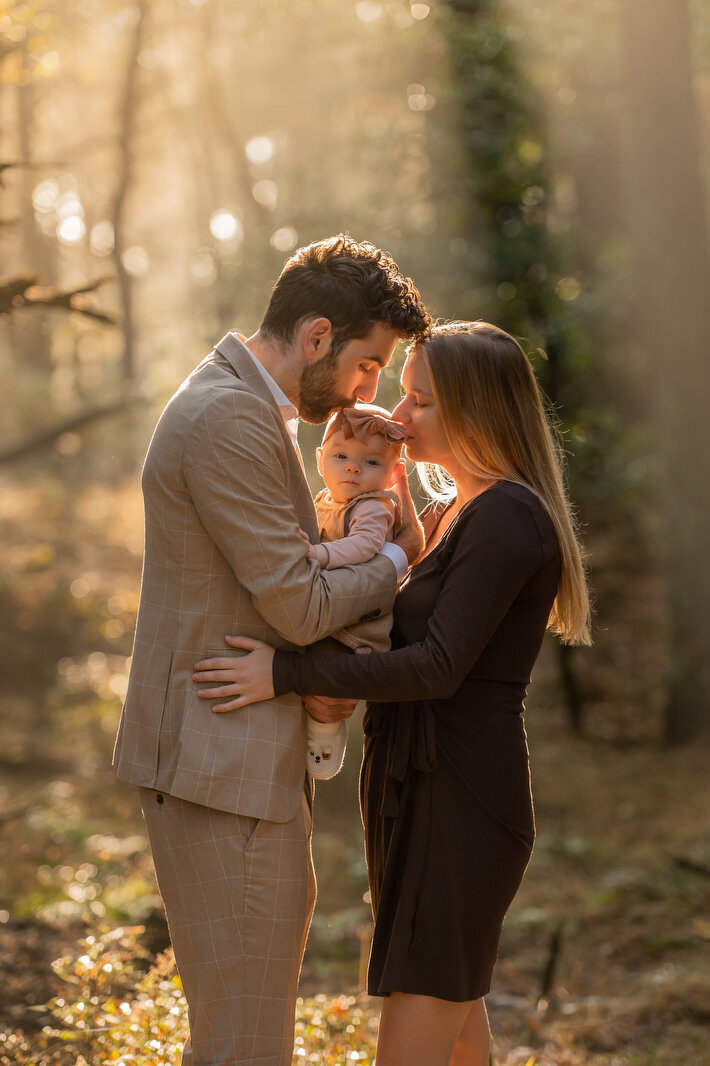 Vader, moeder en dochter fotoshoot in het bos