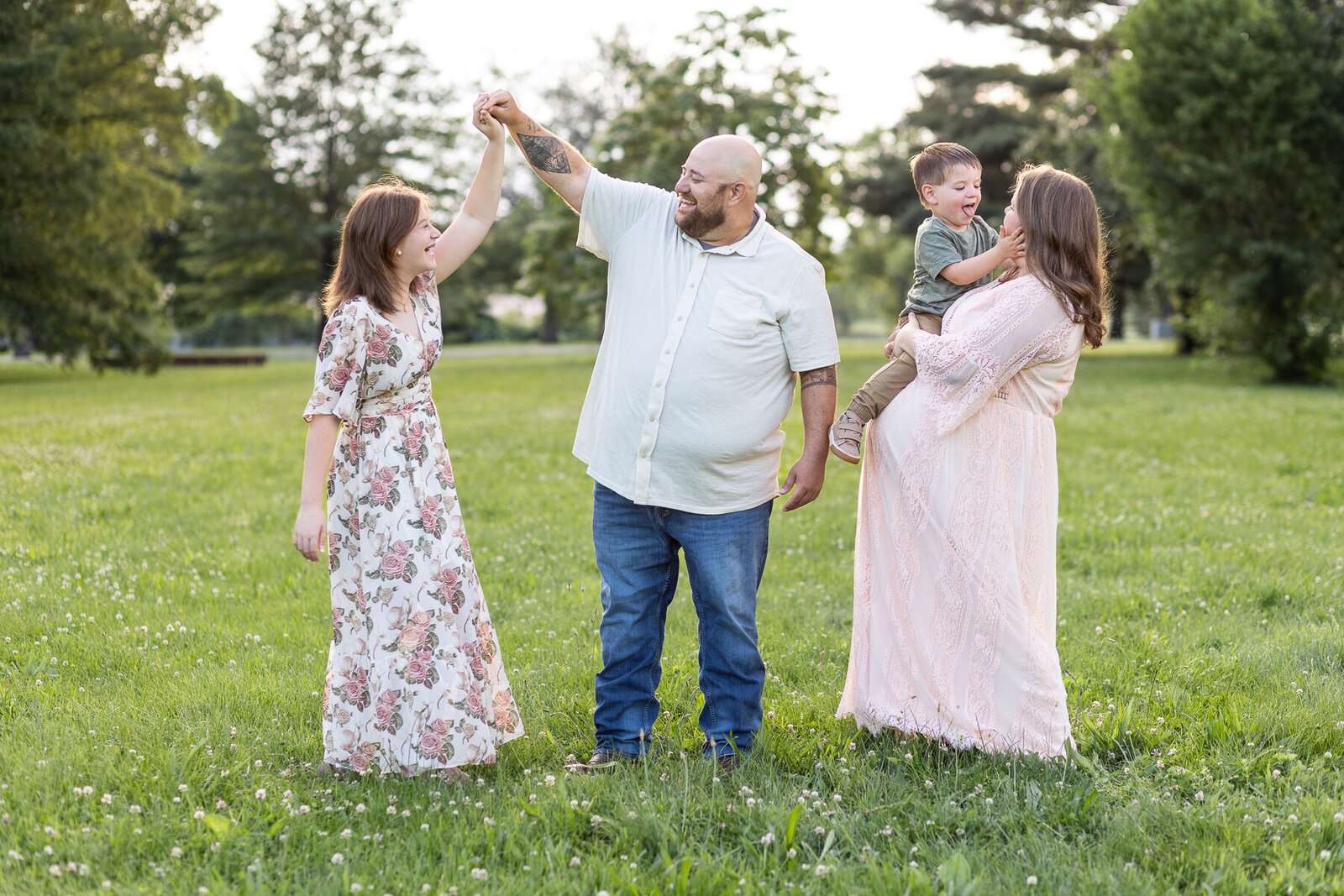 outdoor-sunny-maternity-photography-session-family-twins-Lexington-KY-photographer-2