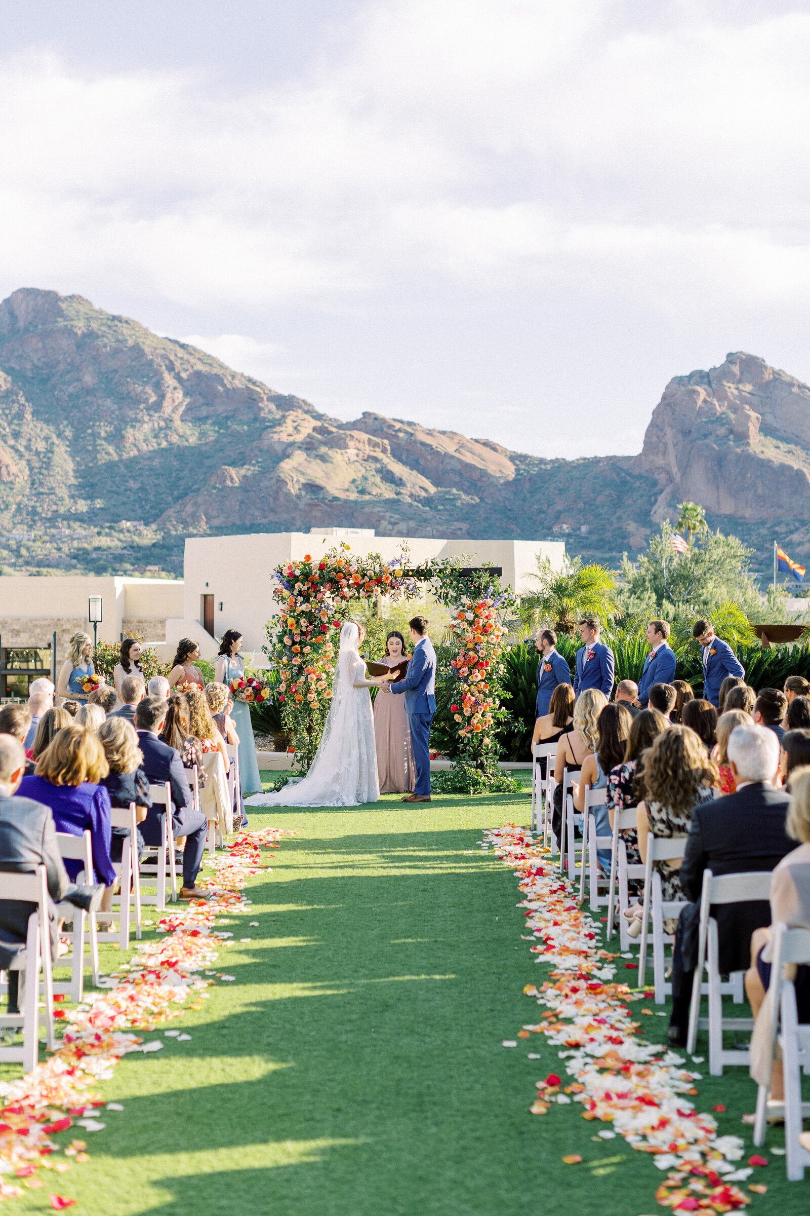 wedding-florist-rose-petals-lined-aisle