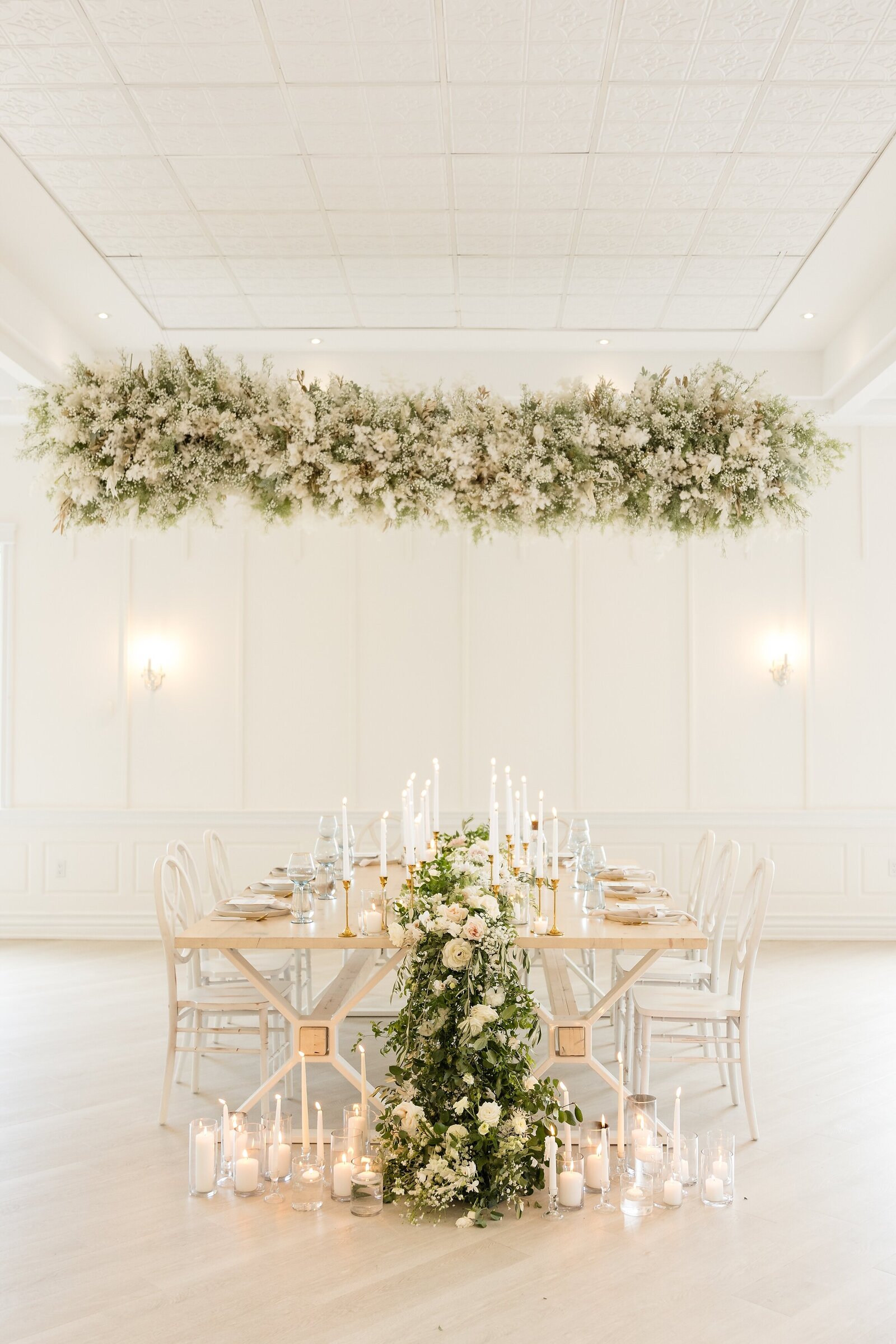 Floral-arrangement-and-reception-head-table-setup-at-Elle-by-Stella