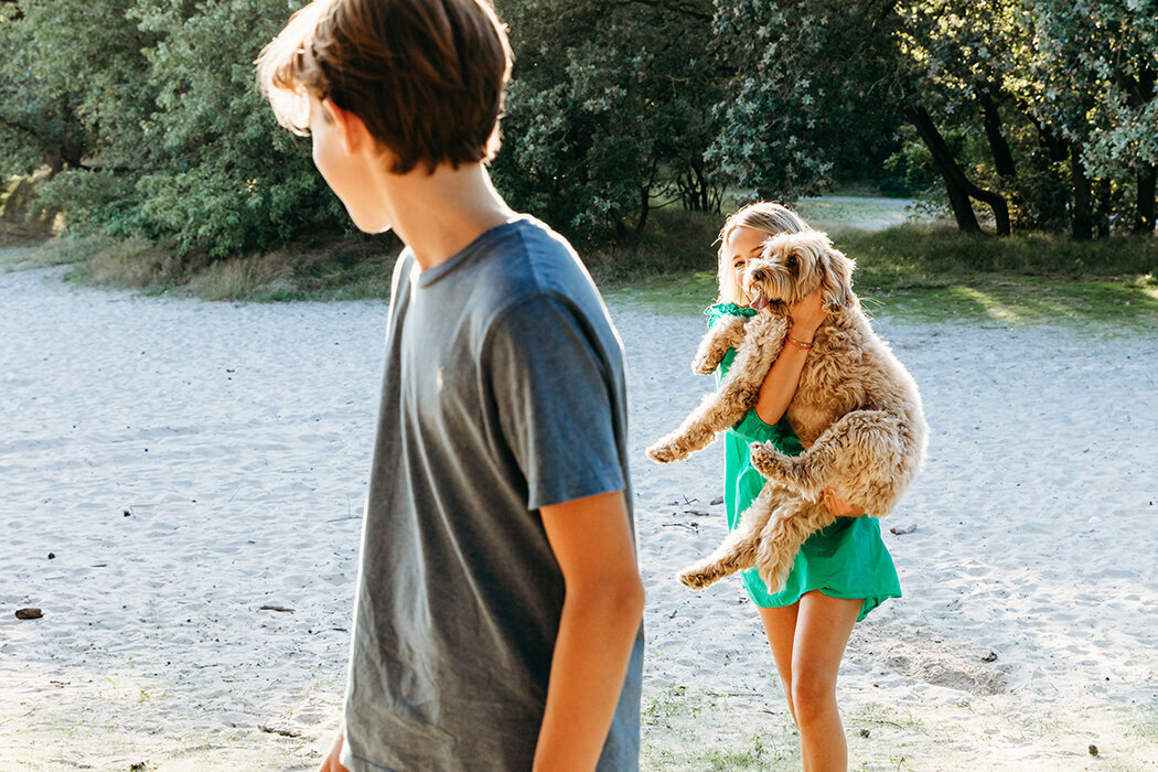 Labradoodle, broer en zusfoto, gezinsfotograaf breda, roosendaal, ettenleur, rucphen, bergen op zoom