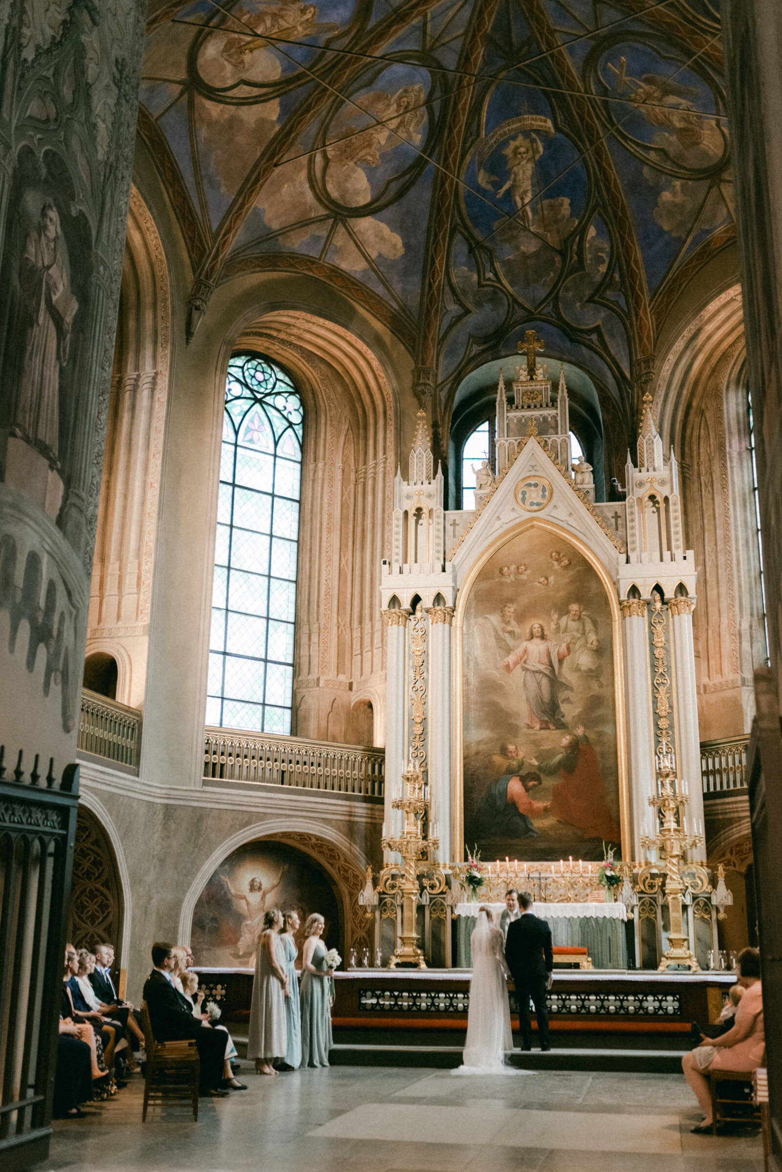 Image of the apse of Turku cathedral  during wedding ceremony  by wedding photographer Hannika Gabrielsson.