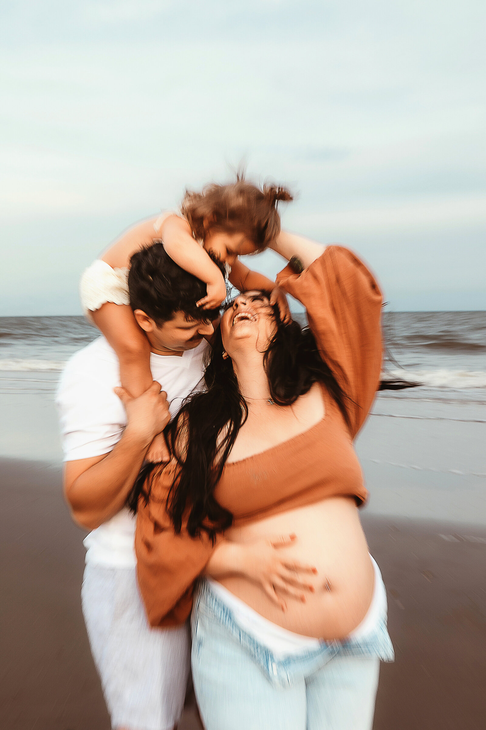 rust-crop-top-jeans-belly-pregnancy-familu-beach