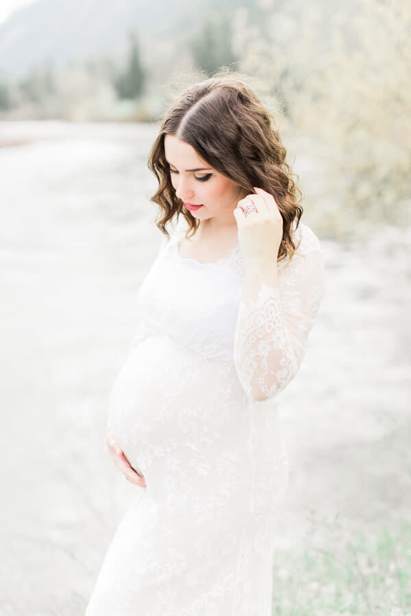 Light and airy outdoor maternity photography.