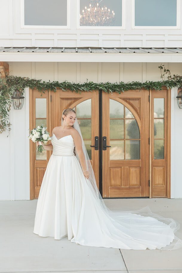 Bride-Bouquet-Barn-Like-Venue-The-Legacy-At-Willow-Pond