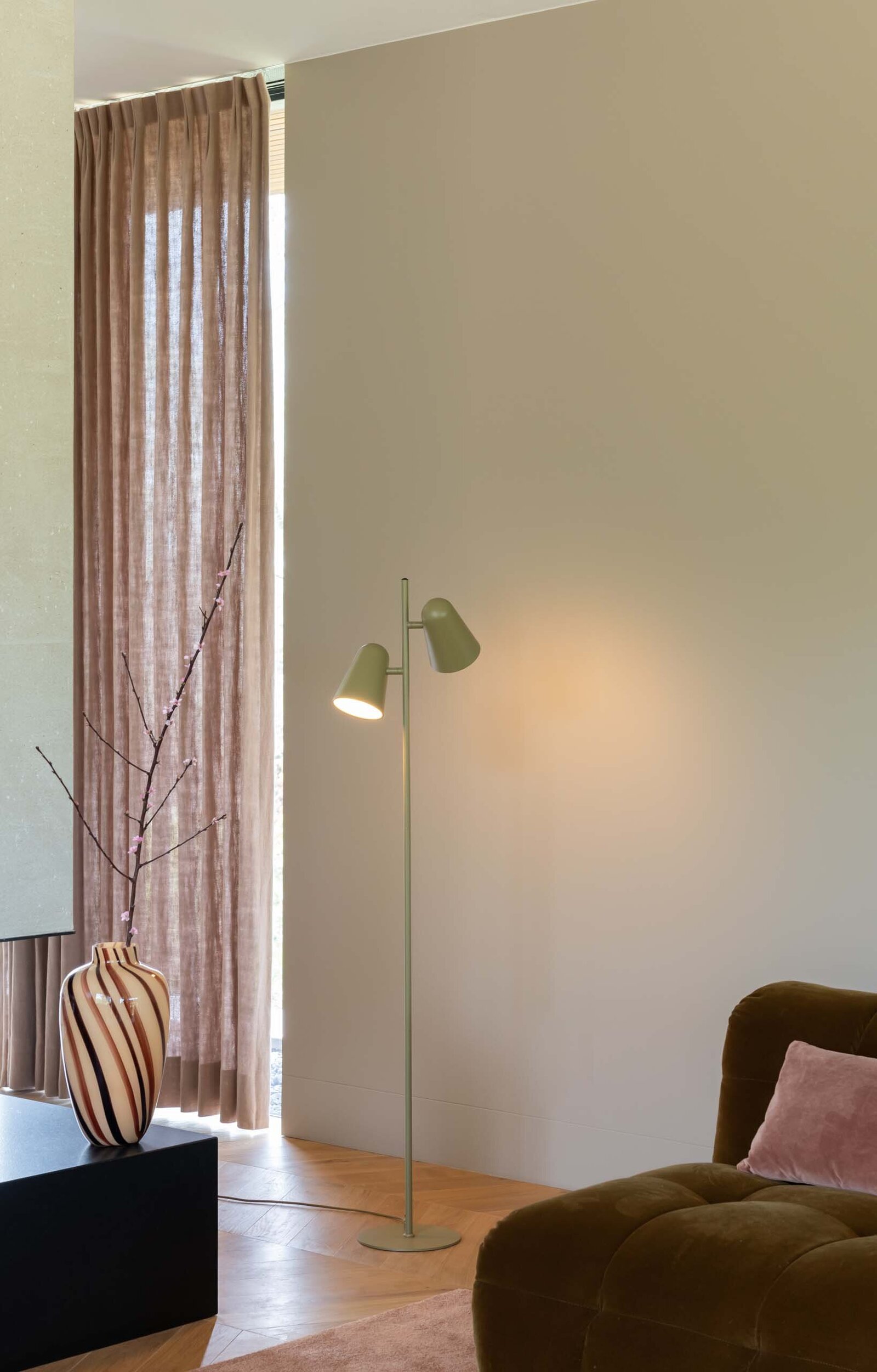 fotostyling-its-about-romi-nistelrode-woonkamer-vloerlamp-salamanca-green-sfeerbeeld-annedelange