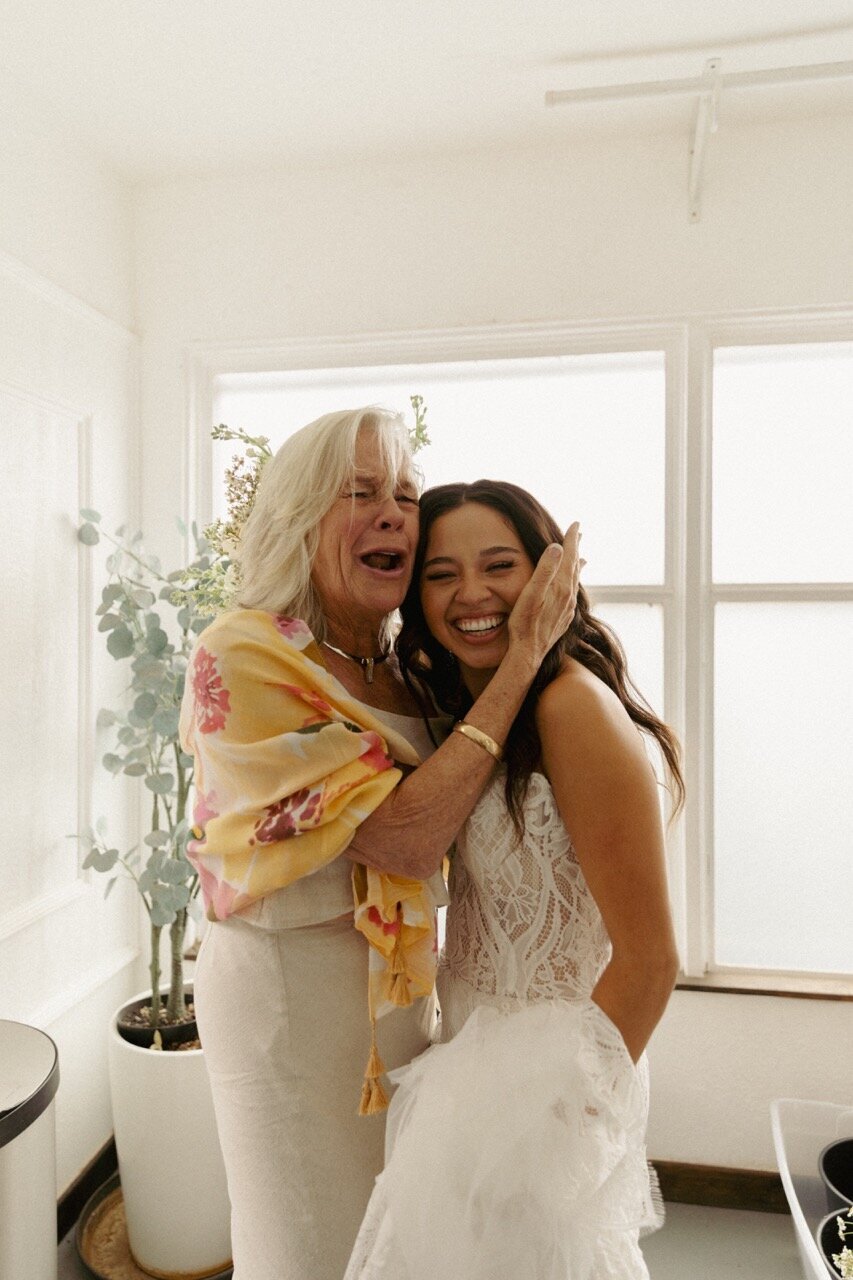 intimate-getting-ready-wedding-photos