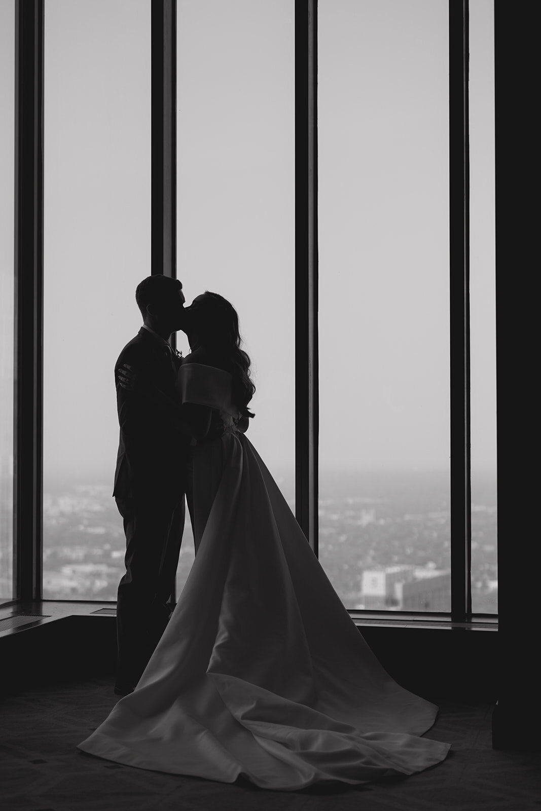 silhouette-wedding-portrait-black-and-white