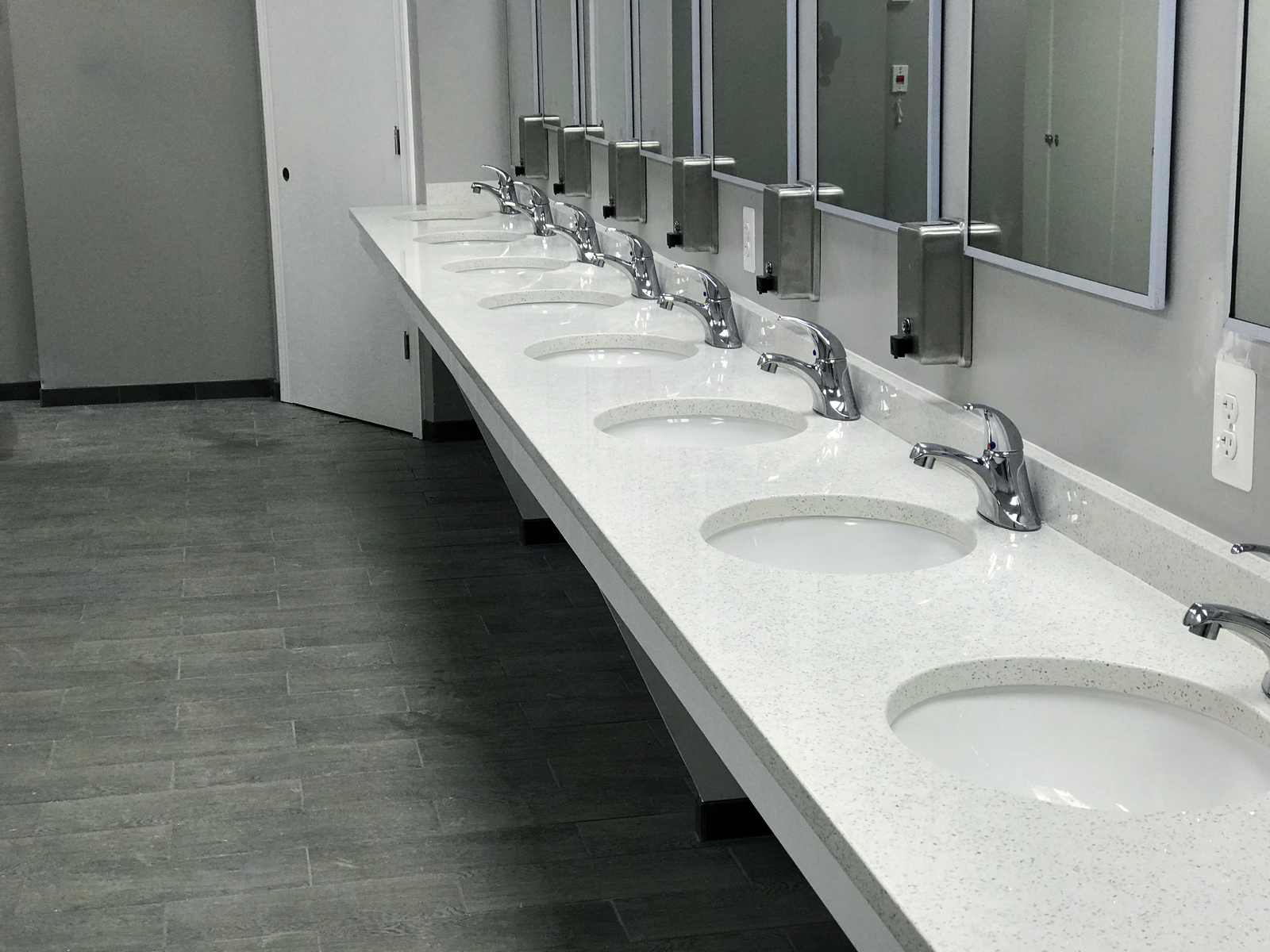 COMMERCIAL BATHROOM CLEAN FLOOR