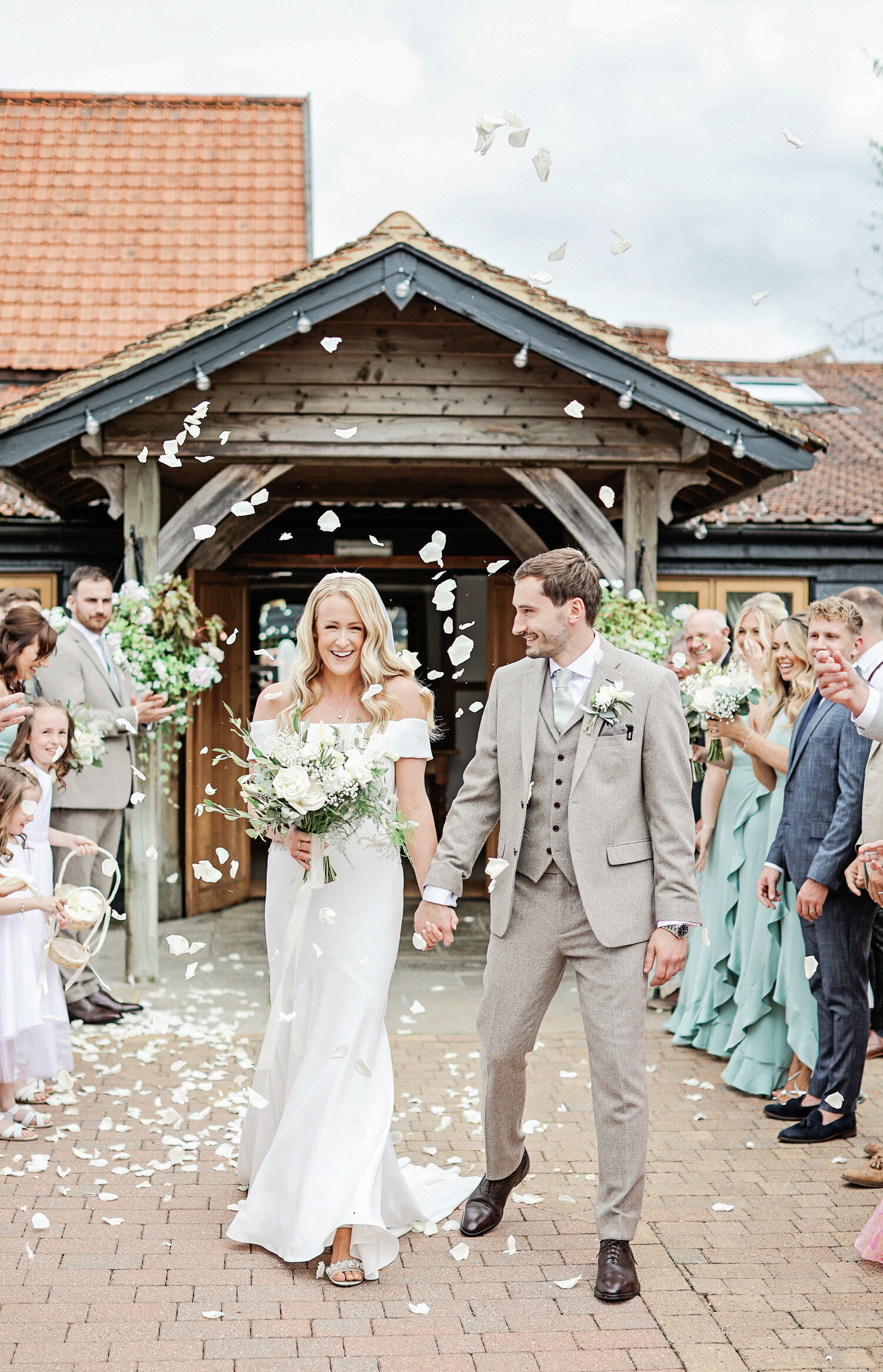 Maidens-Barn-confetti-photos