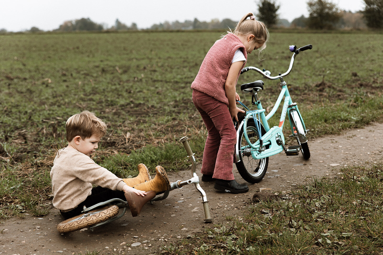 gezinsfotoshoot fotoshoot gezin gezinsfotografie gezinsfotograaf gezinsfotoshoot eindhoven gezinsshoot zwangerschap gezinsshoot buiten spontane gezinsfoto'a slledaags geluk