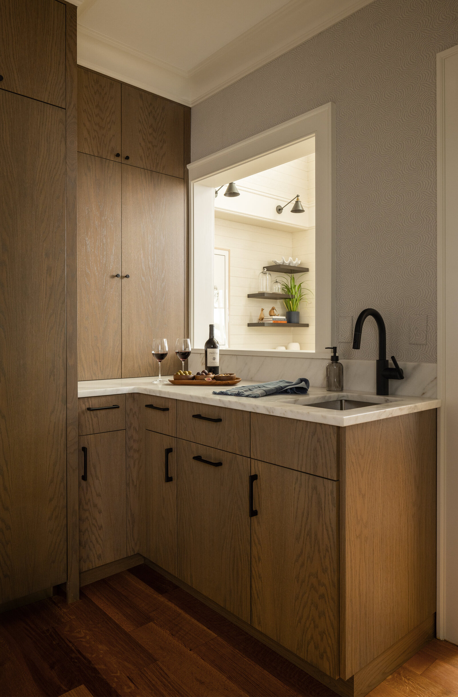 CUSTOM_BAR_MODERN_RIFT_CUT_WHITE_OAK_DANBY_MARBLE