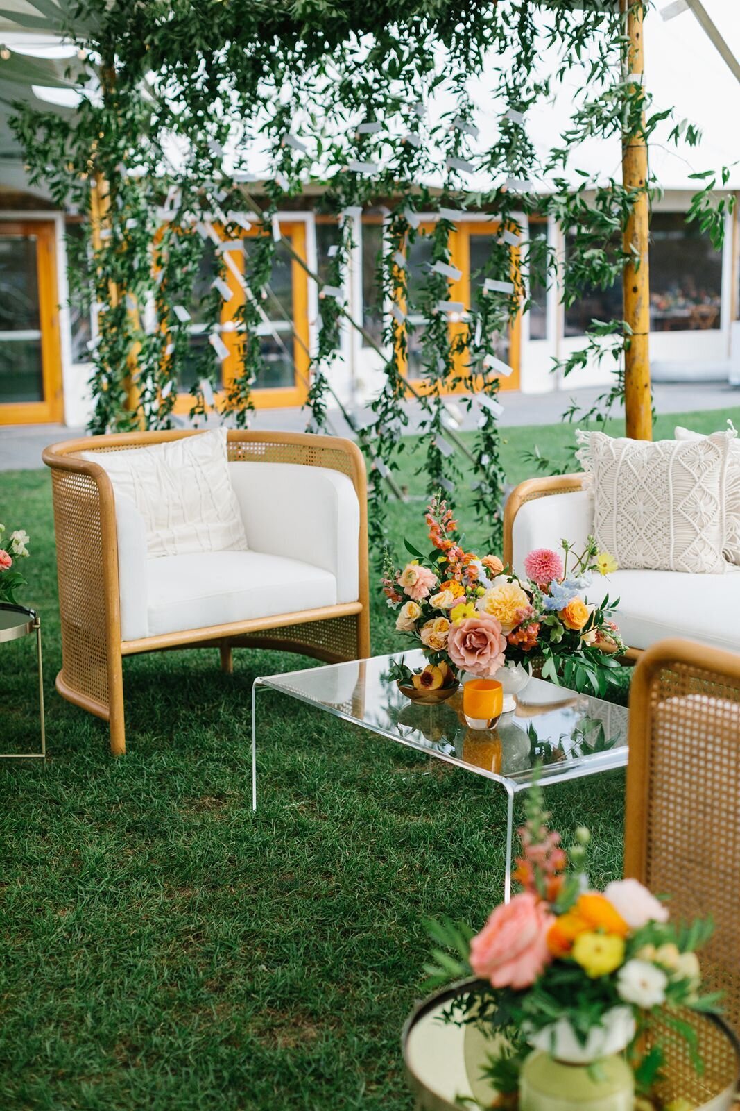 leila-james-events-newport-rhode-island-luxury-wedding-planner-castle-hill-inn-venue-erin-mcginn-wedding-photographer-bright-florals-CH0508 copy