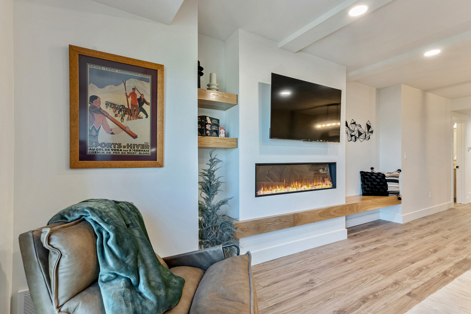 Vacation-Home-Interior-Designer-Chalet-and-Co-modern-white-fireplace