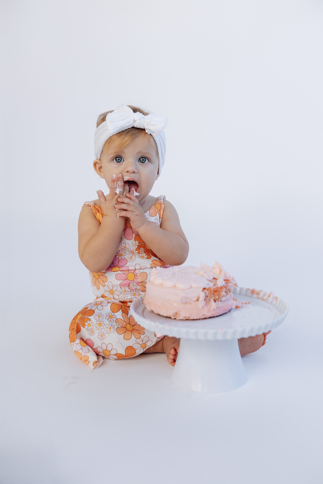 minimalistic-clean-cake-smash-studio-session-philadelphia