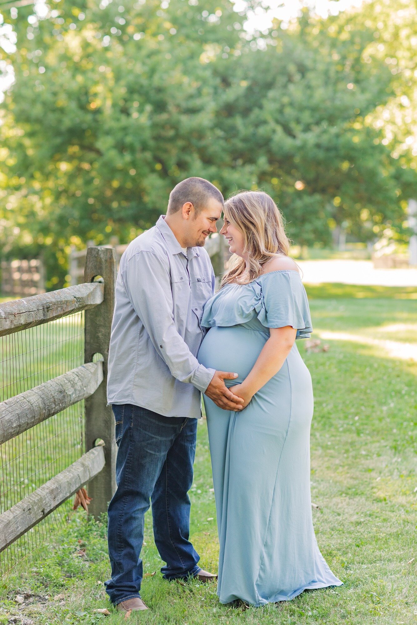 hemminger-maternity-couple-ohio-fence
