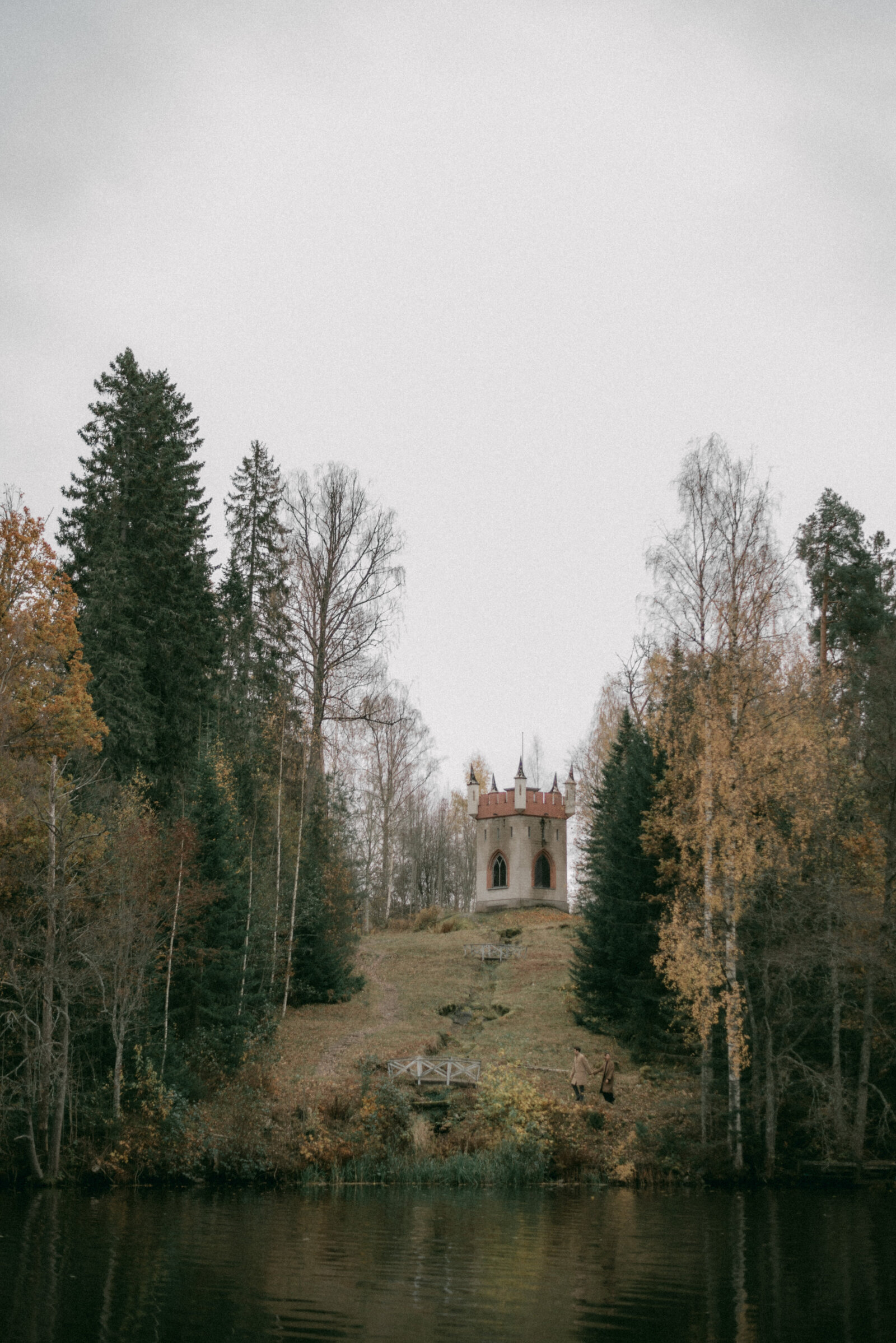 Syksyinen parikuvaus Mustion linnan puistossa hääkuvaaja Hannika Gabrielssonin kuvaamana