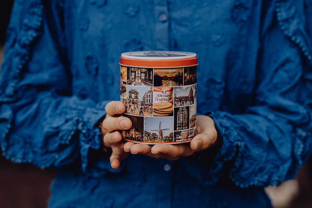 Blik met diverse foto's van Gouda voor siroopwafels