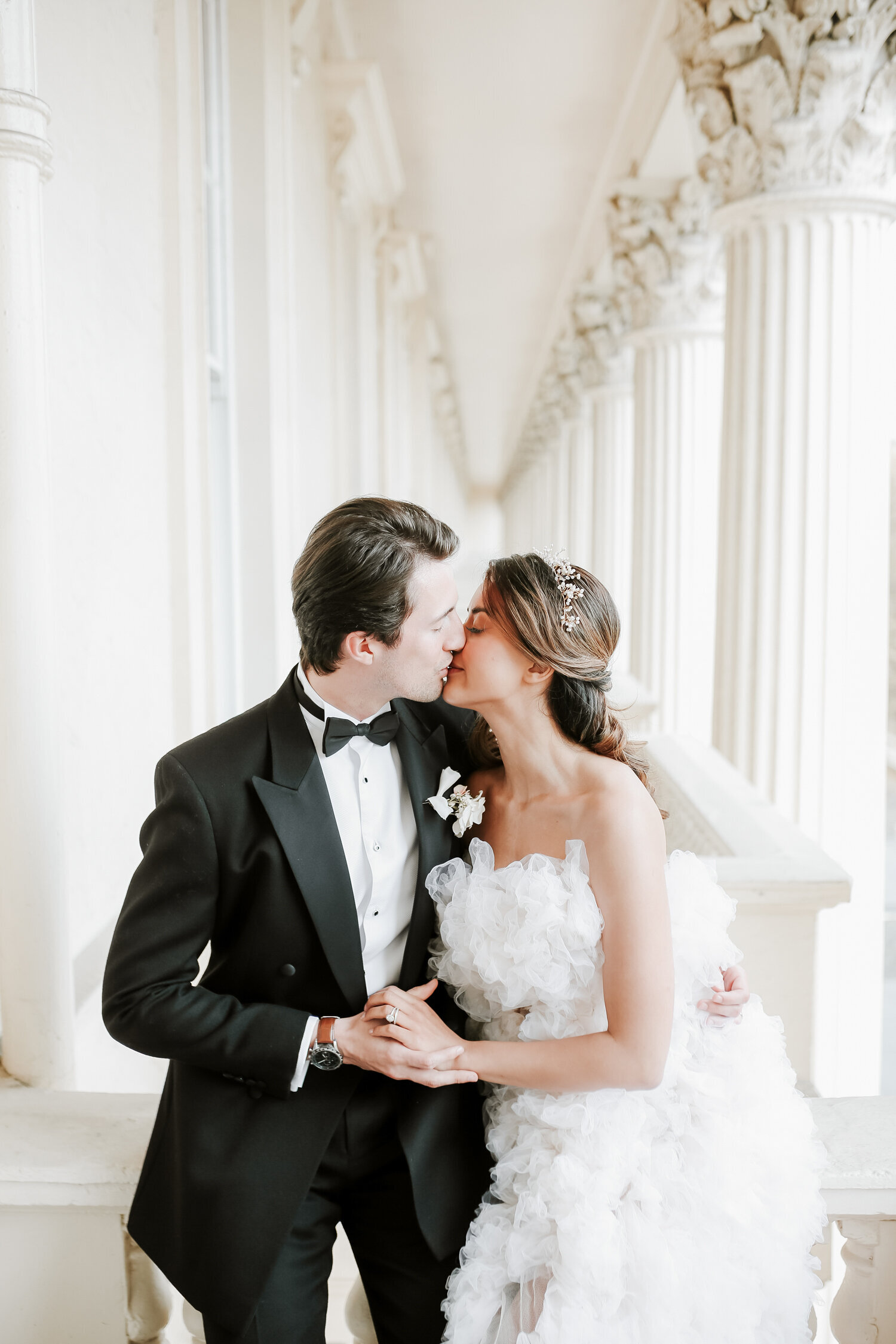 wedding-couple-kiss