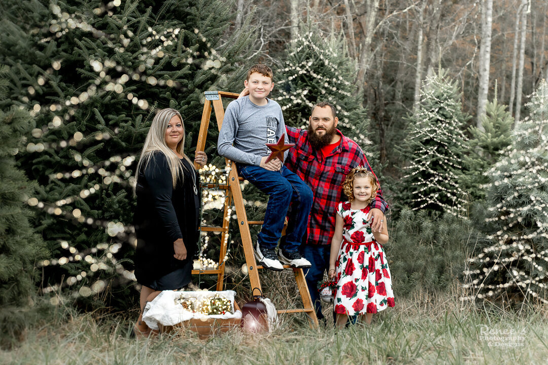 renees-photography-and-designs_christmas-tree-farm_family-children-photoshoot_new-river-valley_blue-ridge-mountains-1732-SM-