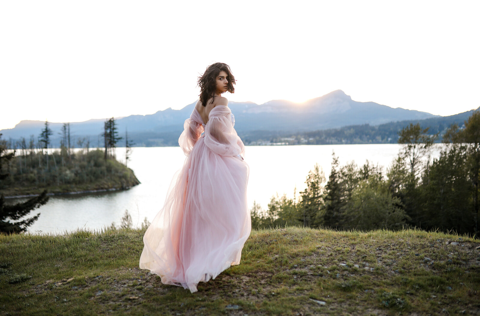 A stunning mountain backdrop adds drama to this bridal styled shoot in the Pacific Northwest.