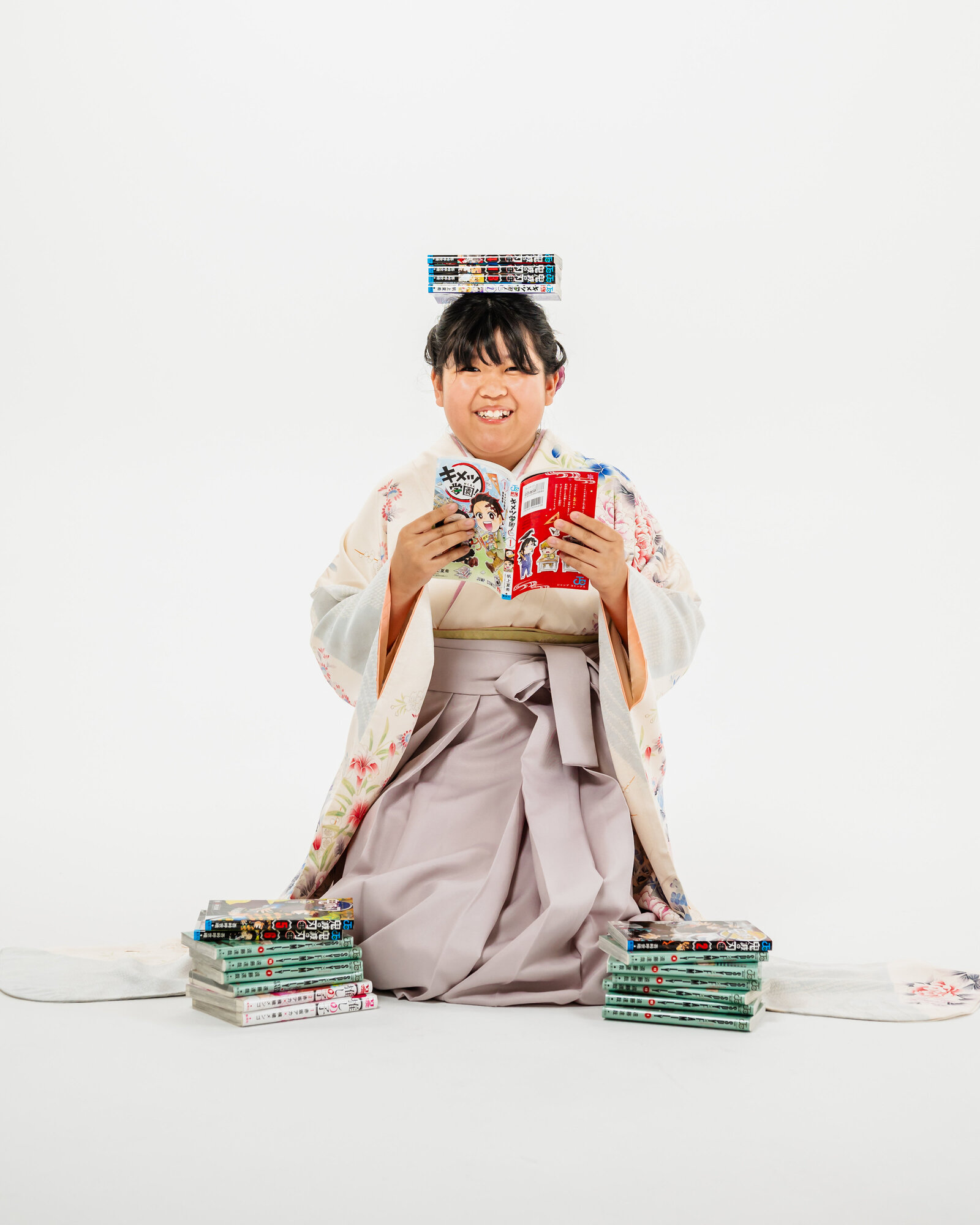 Girl in ivory floral kimono and soft lavender hakama holding diploma for graduation | 卒業式 女の子 アイボリー花柄着物 ラベンダー袴 卒業証書