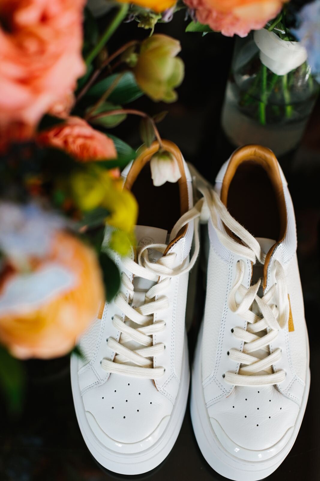 leila-james-events-newport-rhode-island-luxury-wedding-planner-castle-hill-inn-venue-erin-mcginn-wedding-photographer-bright-florals-CH0038 copy