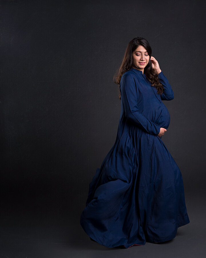 gravid kvinne - profesjonell gravidfotografering i studio på oppegård. 