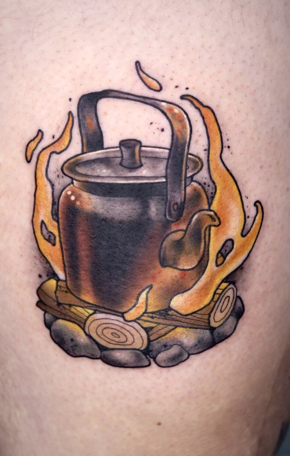 Neo traditional tatuering av en kaffekanna på en brasa.