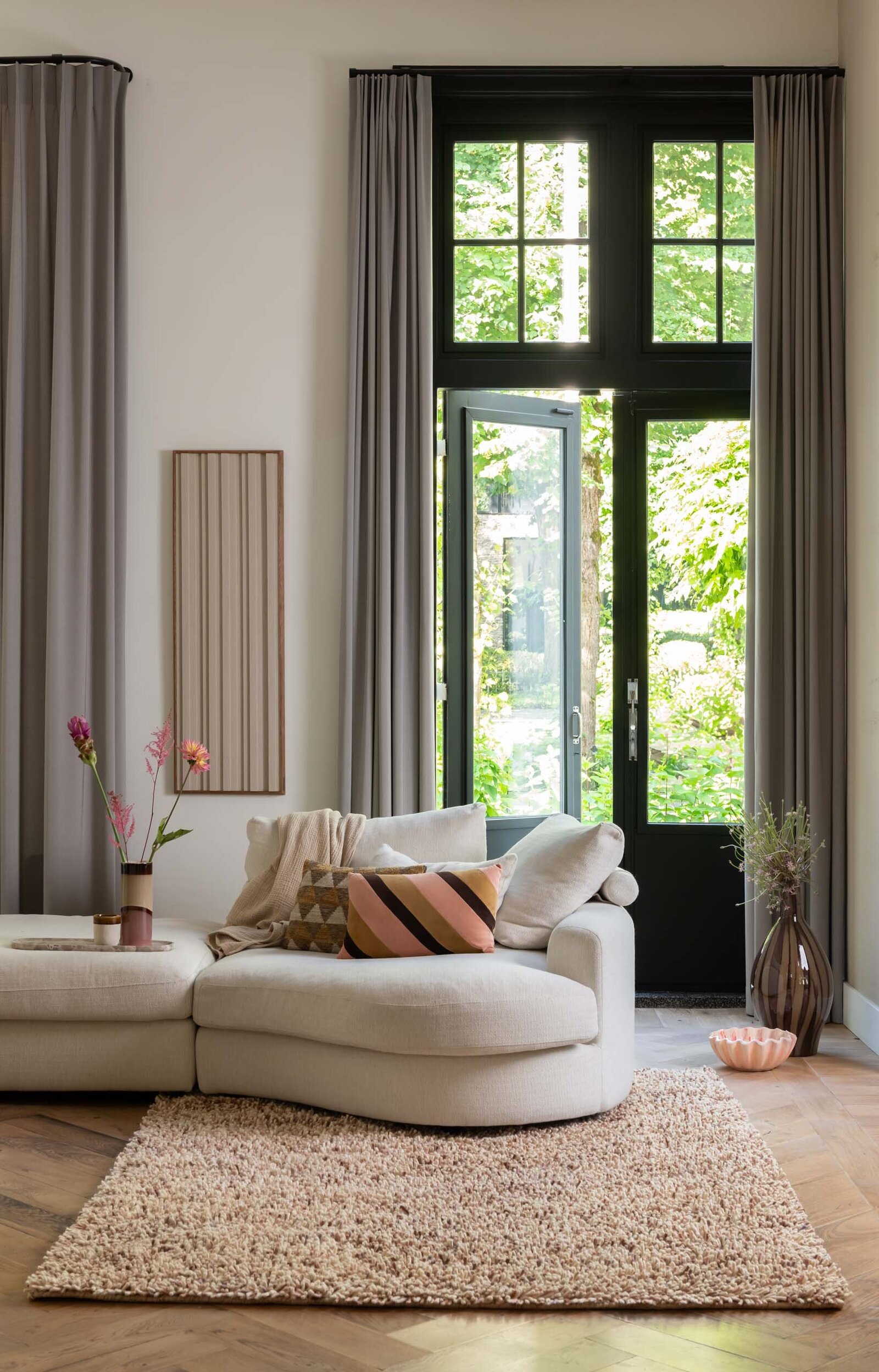 fotostyling-brinker-feelgood-2024-woonkamer-bank-vloerkleed-sfeerbeeld-annedelange